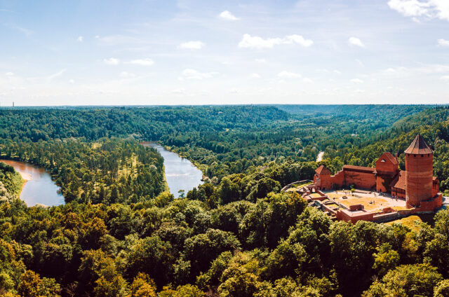Hrad Turaida, řeka Gauja, Lotyšsko