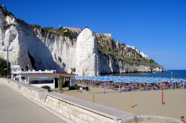 Bílý monolit Pizzomunno, Gargáno, Itálie