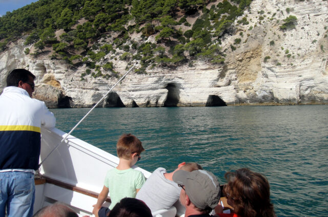 Lodí k pobřežním jeskyním, Gargáno, Itálie