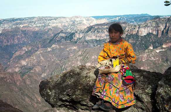 Dívka z kmene Tarahumara, Copper Canyon, Creel, Mexiko