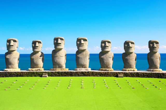 7 moai na pobřeží Ničinan, Japonsko