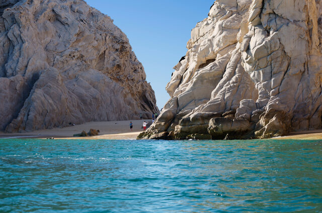 Bílá pláž mezi skalisky, Cabo San Lucas, Mexiko