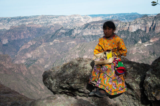 Dívka z kmene Tarahumara, Copper Canyon, Creel, Mexiko