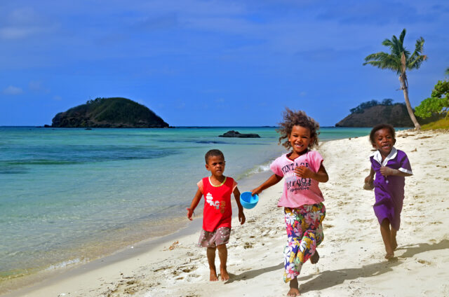 Děti na pláži, ostrovy Yasawa, Fidži