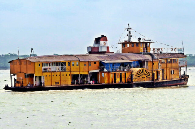 Kolesový parník na řece do Dháky, Bangladéš