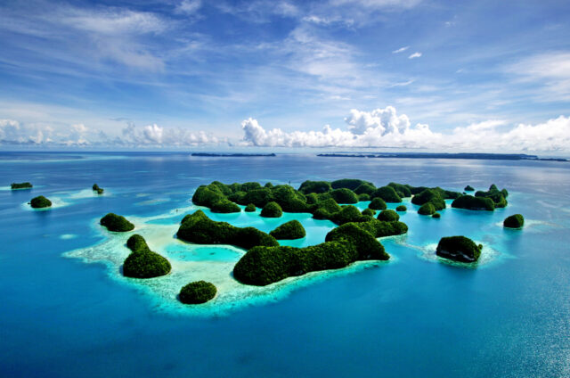 Letecký pohled na 70 ostrovů Palau, Mikronésie