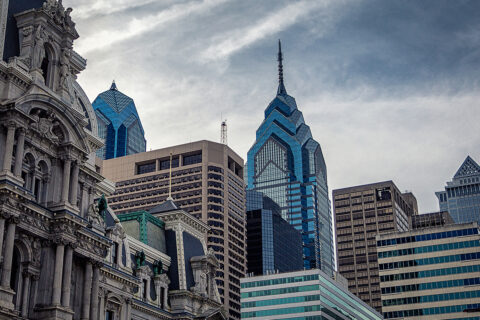 Moderní mrakodrapy v kontrastu s historickou budovou radnice, Filadelfie, USA