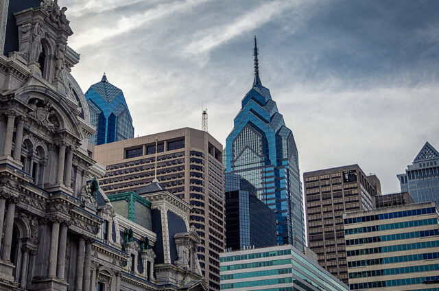 Moderní mrakodrapy v kontrastu s historickou budovou radnice, Filadelfie, USA