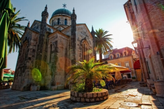Mohutný kostel sv. Archanděla Michaela, Herceg Novi, Černá Hora
