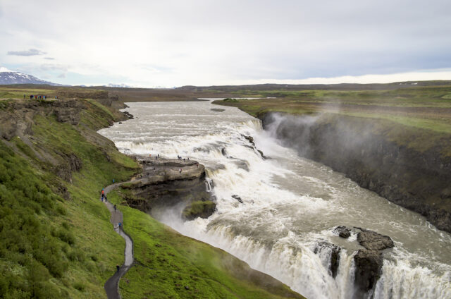 Mohutný vodopád Gullfoss v kaňonu řeky Hvítá, Island