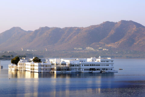 Město Udajpur s vodním palácem na jezeře Pičola, Indie