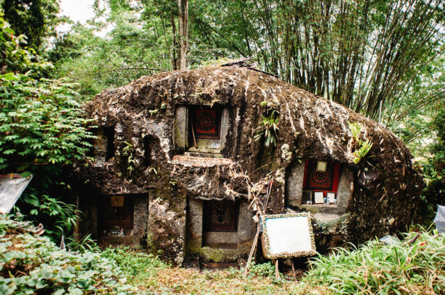 Oblast Tana Toraja s visícími hroby, Sulawesi, Indonésie