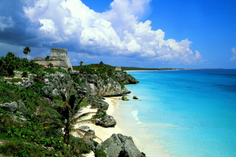 Ohromující mayské ruiny s výhledem na pláž, Tulúm, Mexiko