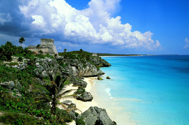 Ohromující mayské ruiny s výhledem na pláž, Tulúm, Mexiko