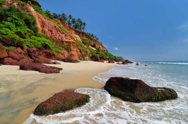 Pláž Varkala pod vysokým útesem, Jižní Indie