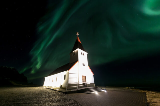 Polární záře nad kostelem, Vík, Island