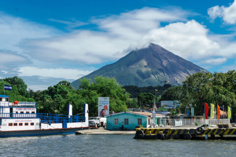 Přístav Ometepe, aktivní sopka Concepción, Nikaragua