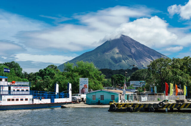 Přístav Ometepe, aktivní sopka Concepción, Nikaragua