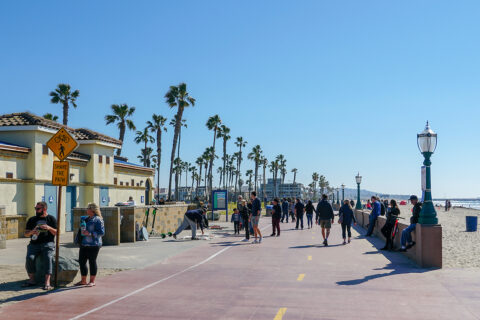 Slunná pláž Mission beach, San Diego, USA