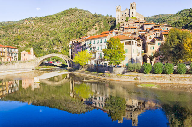 Středověké Dolceacqua s hradem, Itálie