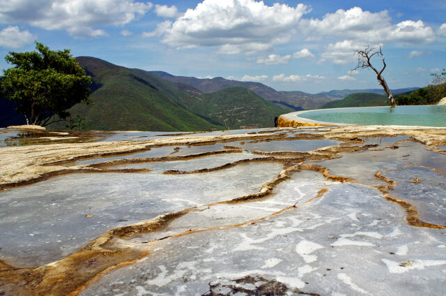 Unikátní zkamenělé vodopády s minerálními jezírky Hierve el Agua, Oaxaca, Mexiko
