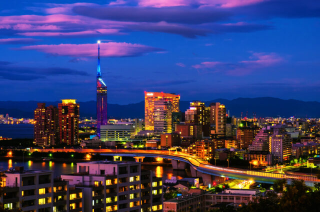 Večerní pohled na metropoli Kjúšú, Fukuoka, Japonsko