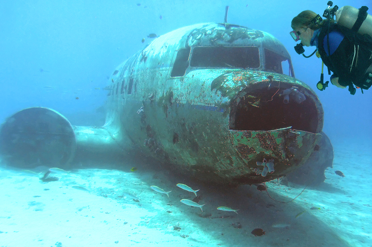 Vrak DC-3 v laguně Majuro, Marshall. o.