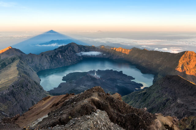 Výhled na kráterové jezero na sopce Rinjani, Lombok, Indonésie