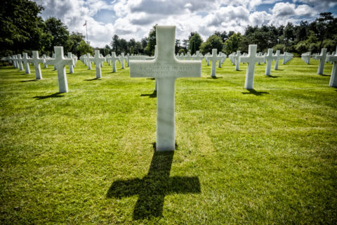 Bílé kříže na hřbitově Colleville sur Mer