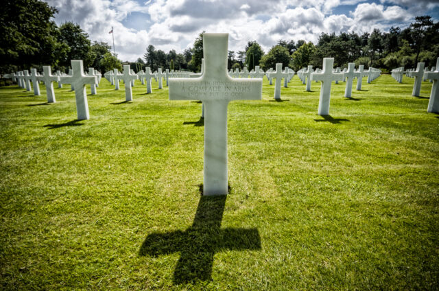 Bílé kříže na hřbitově Colleville sur Mer