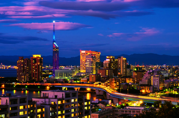 Večerní pohled na metropoli Kjúšú, Fukuoka, Japonsko