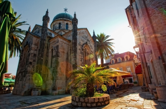 Mohutný kostel sv. Archanděla Michaela, Herceg Novi, Černá Hora