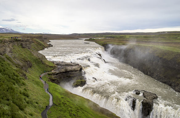 Mohutný vodopád Gullfoss v kaňonu řeky Hvítá, Island