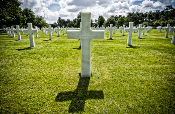 Bílé kříže na hřbitově Colleville sur Mer