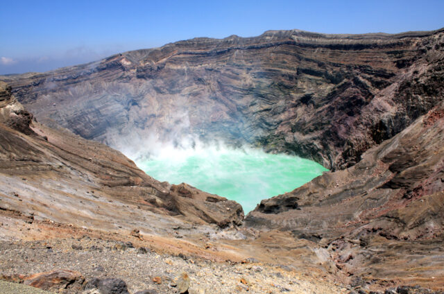 Aktivní kráter s jezírkem, Aso-san, Japonsko