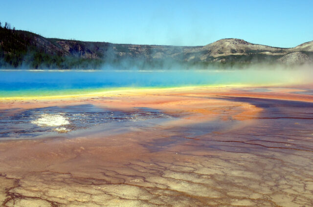 Barevná jezírka, Yellowstone, USA