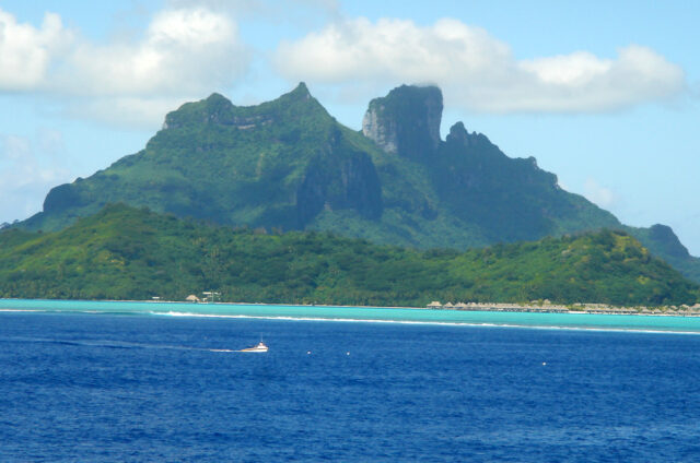 Bora Bora, silueta ostrova s Mt. Otemanu, Závětrné ostrovy, Francouzská Polynésie