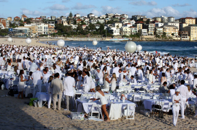 Dîner en Blanc na Bondi Beach, Sydney, Austrálie