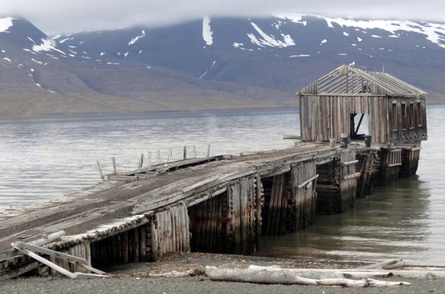 Dřevěné molo, Špicberky