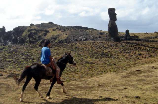 Hanga Kioe, projížďka na koni po severním pobřeží, Velikonoční ostrov