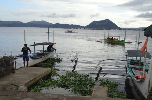 Jezero Taal, na lodích k ostrovu s vulkánem, Luzon, Filipíny