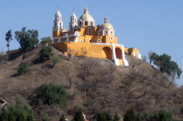 Kostelík na pyramidě Cholula, Mexiko