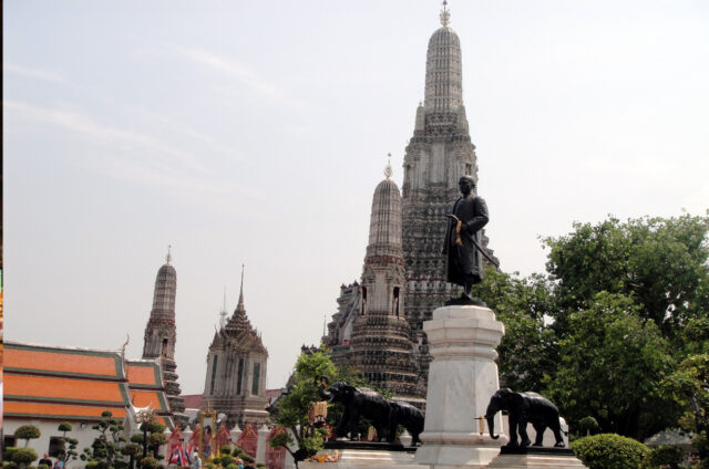 Král Rama II u Wat Arun, Bangkok, Thajsko