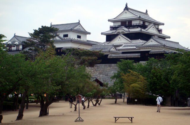 Macujama, hradní komplex nad městem, Japonsko