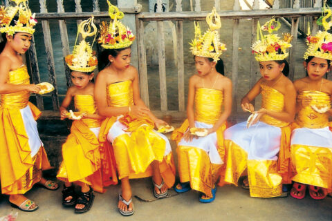 Mladé tanečnice, Bali, Indonésie