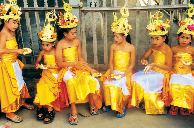 Mladé tanečnice, Bali, Indonésie