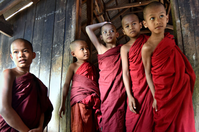 Mladí mniši u jezera Inle, Barma