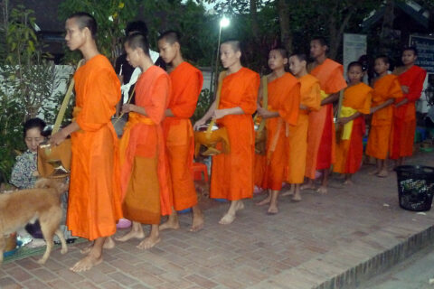 Mniši v Luang Prabang, Laos