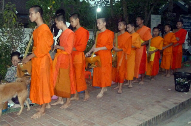 Mniši v Luang Prabang, Laos