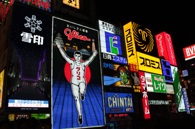 Noční bulvár Dótonbori, Ósaka, Japonsko